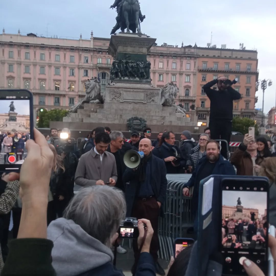Tutti con Maurizio Cattelan Flash Mob Piazza Duomo Milano